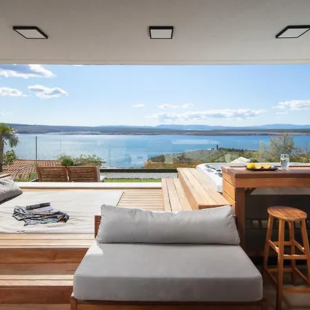 Deck 1, Deck 2, Deck 3 * Dramalj