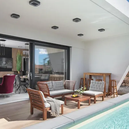 Deck 1, Deck 2, Deck 3 Apartman