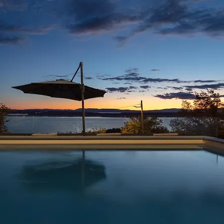 Deck 1, Deck 2, Deck 3 Apartment