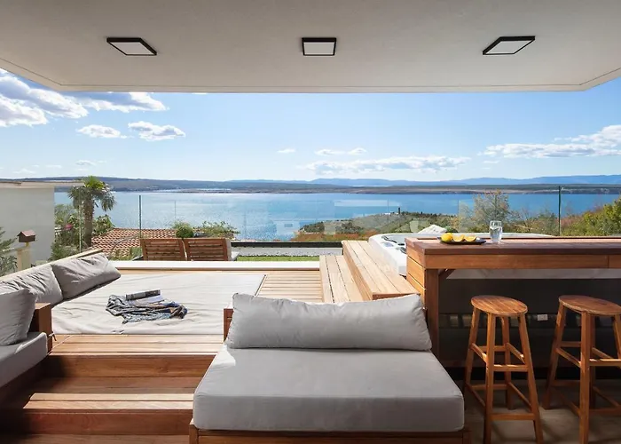 Deck 1, Deck 2, Deck 3 * Dramalj