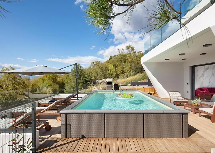 Deck 1, Deck 2, Deck 3 * Dramalj